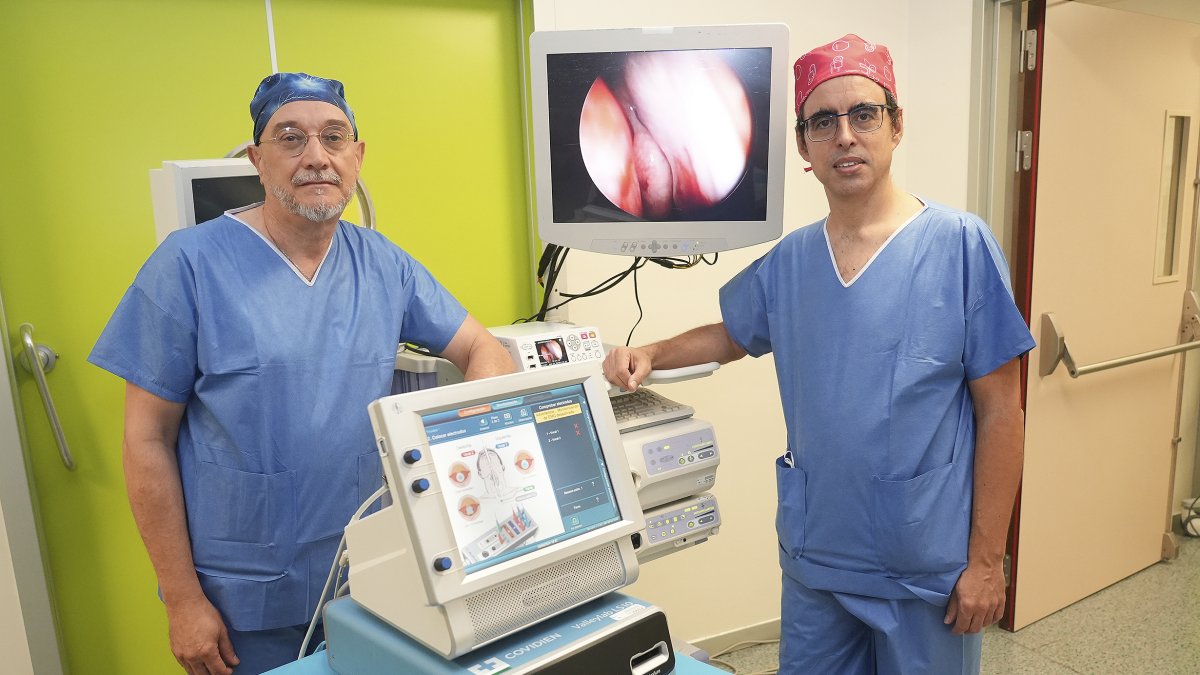 Los médicos José Miguel Cantera García y Rafael Álvarez Otero en el Hospital Universitario Río Hortega de Valladolid.