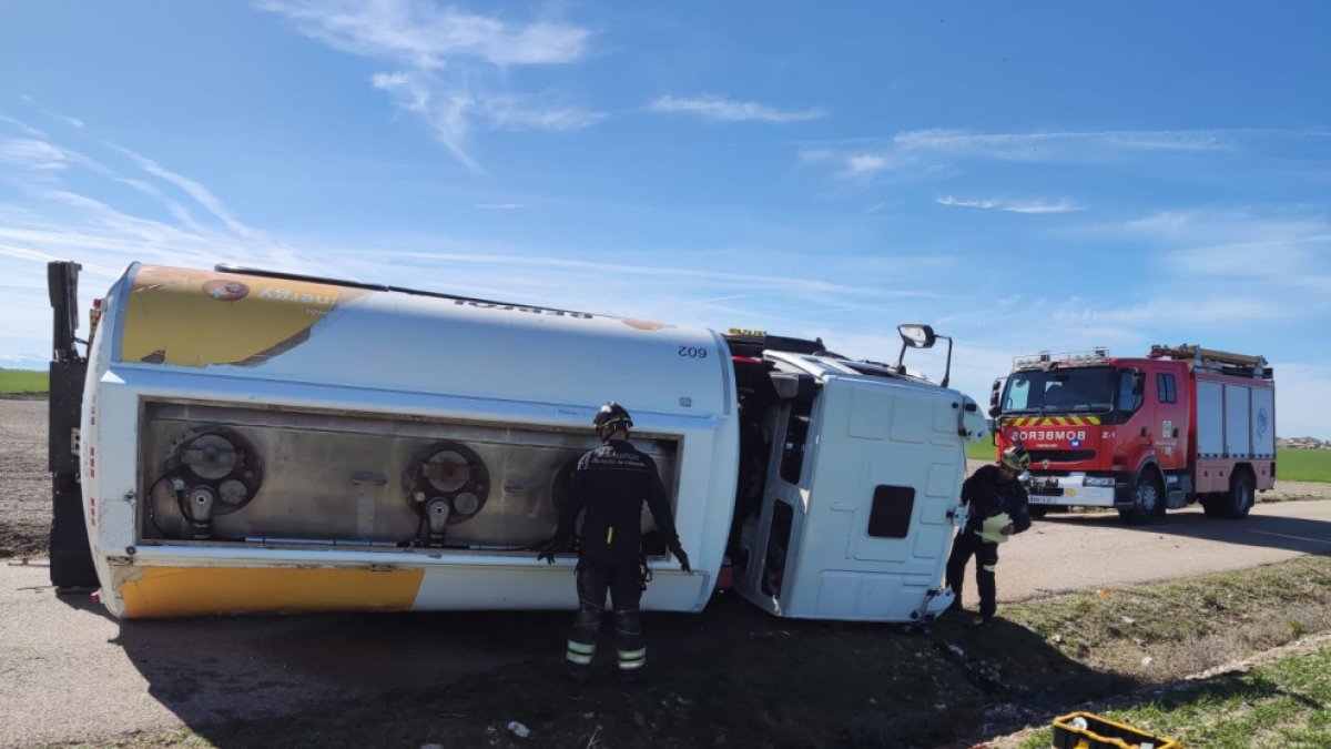 Camión volcado en la VA-210, entre Cogeces y Langayo.