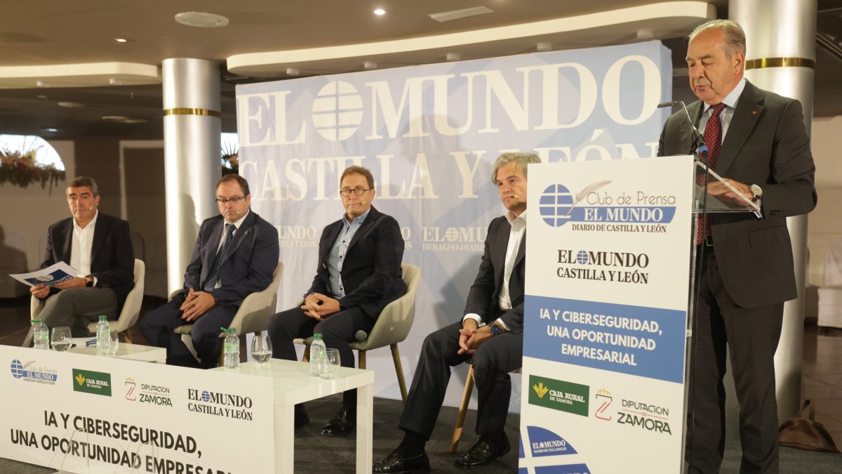 El director general de Caja Rural Zamora, Cipriano García, presenta el foroICAL