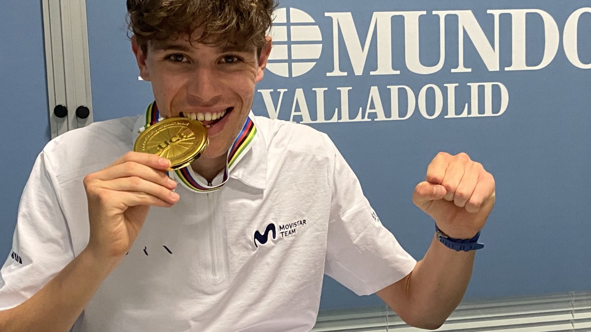 Iván Romeo muerde la medalla de oro lograda en el Mundial Contrarreloj Sub-23 celebrado en Zurich.