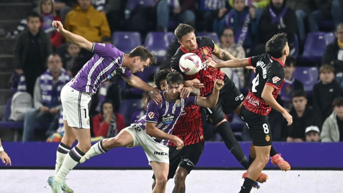 Latasa remata de cabeza un balón ante el Mallorca