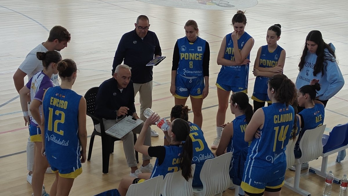 Chuchi Fernández da instrucciones a sus jugadoras en un tiempo muerto.