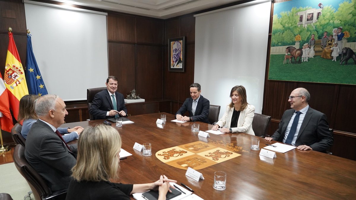 El presidente de la Junta de Castilla y León, Alfonso Fernández Mañueco, mantiene un encuentro con los rectores de las universidades públicas de la Comunidad.