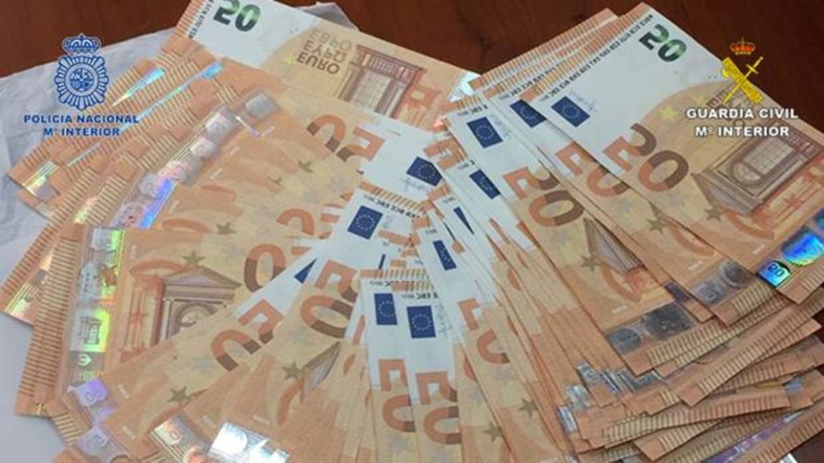 Remesa de billetes falsos procedentes de un país europeo intervenidos por la Policía y la Guardia Civil en una imagen de archivo.