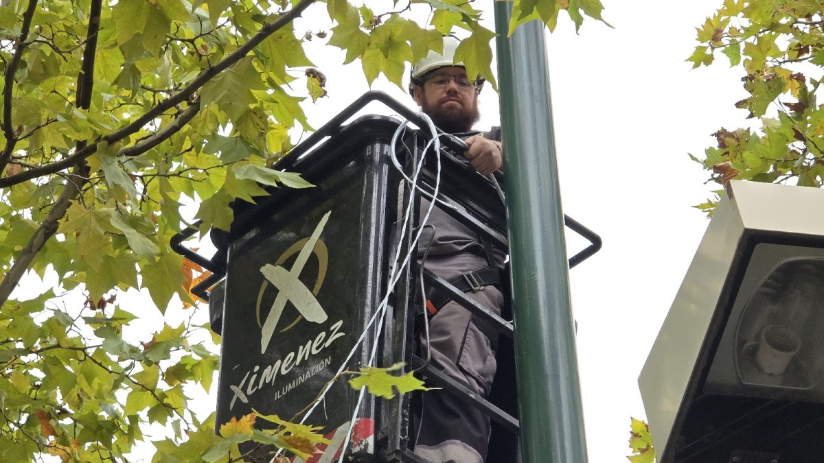 Primeras instalaciones de las luces de Navidad en el Paseo Zorrilla