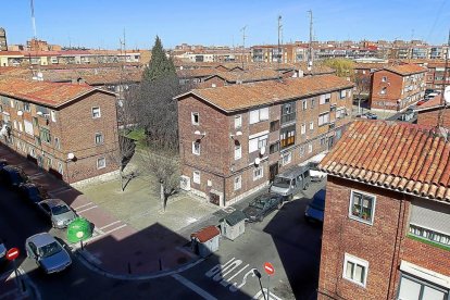 Vista de algunos de los bloques que componen la barriada del 29 de octubre, en Pajarillos.-J. M. LOSTAU