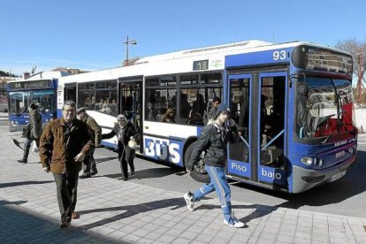 Autobus urbano de Auvasa en una parada con pasajeros bajandose del vehículo.-EL MUNDO