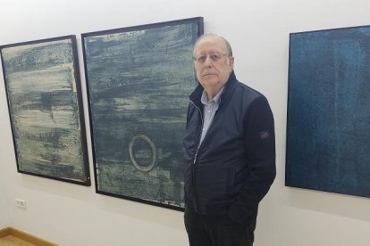 Armando Arenillas junto a varias de sus obras en papel