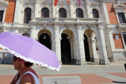 Una señora se protege del sol con un paraguas en la Plaza Mayor de Valladolid.-ICAL