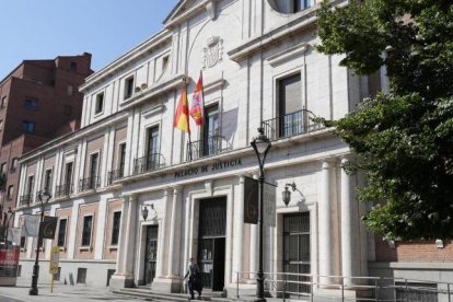Audiencia Provincial en la calle Angustias del barrio de San Pablo.- J.M. LOSTAU