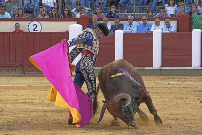 Lance de capote de Emilio de Justo, en un garboso quite.