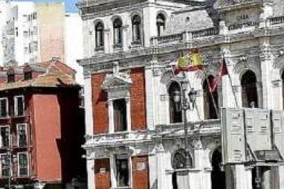 Varios viandantes pasean por la Plaza Mayor de Valladolid-J. M. Lostau