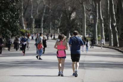 Personas disfrutando del ambiente primaveral. -E.M.
