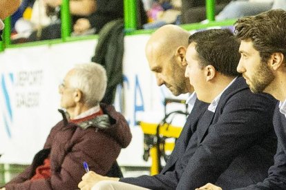 Paco García da instrucciones a su banquillo en la derrota en Ourense