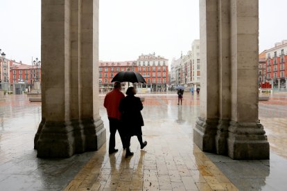 Una imagen de archivo de lluvia en la plaza Mayor de Valladolid