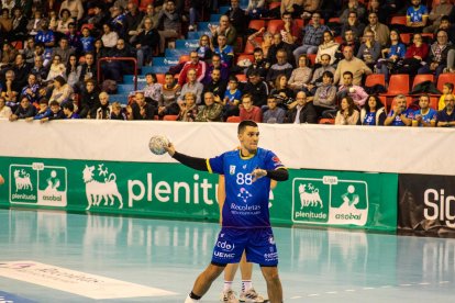 Dimitrievski se dispone a lanzar un penalti.