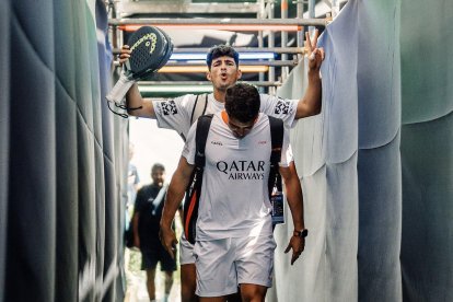 Coello hace un gesto de victorias tras un partido, con Tapia en primer plano