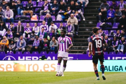 Boyomo controla el balón.