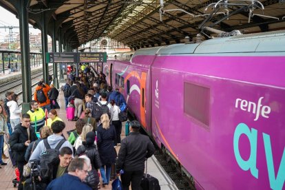 Salida del primer tren de Renfe AVLO en la estación de Campo Grande de Valladolid