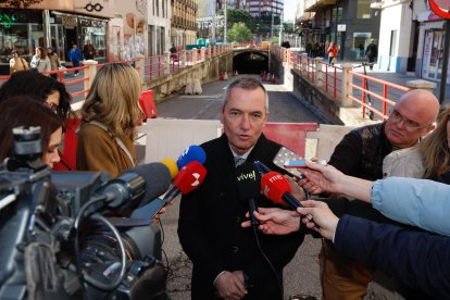 El concejal de Urbanismo, Ignacio Zarandona, delante del túnel de Labradores.