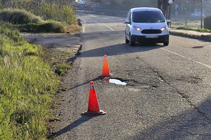 Bache en la calzada junto a la salida de la autovía A-62 en Simancas