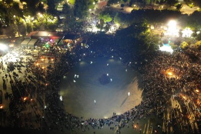 Una imagen de un botellón en la playa de Las Moreras por San Juan