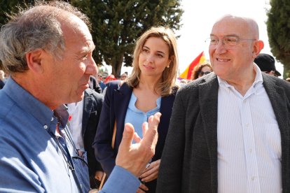 El alcalde, Jesús Julio Carnero, conversa con el presidente de la Asociación para la Recuperación de la Memoria Histórica, Julio del Olmo