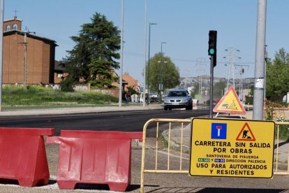 La carretera de Santovenia cortada por las obras del carril bici