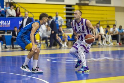Devin Schmidt ante Óscar Alvarado en el partido jugado en Melilla que desencadenó con ambos protagonistas la sanción al americano del UEMC RVB.