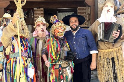 Pedro Granado, junto a algunos de los participantes de la VIII edición de Mascarávila, en Pedro Bernardo