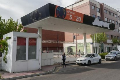 Desmantelamiento de la gasolinera junto al Vallsur