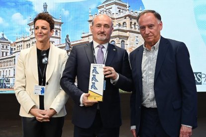 Recoge el galardón el concejal de salud pública y seguridad ciudadana, Alberto Cuadrado.