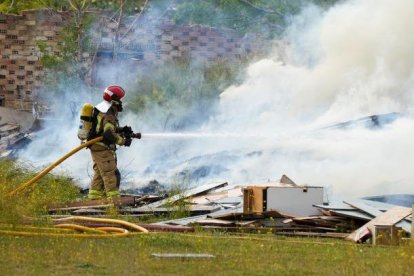 Incendio de una escombrera en la calle Arca Real