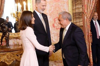 El alcalde de Urueña, Francisco Rodríguez, saluda a los Reyes en el Palacio Real. CASA DEL REY