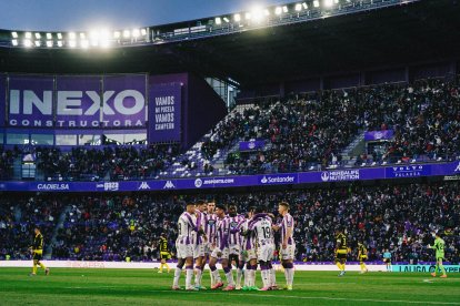 Jugadores blanquivioleta celebran uno de los goles marcados al Zaragoza en Zorrilla.