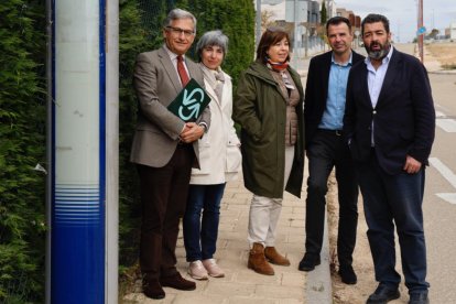 llas, derecha, y Gutiérrez Alberca, derecha, con vecinos en la nueva parada de La Galera