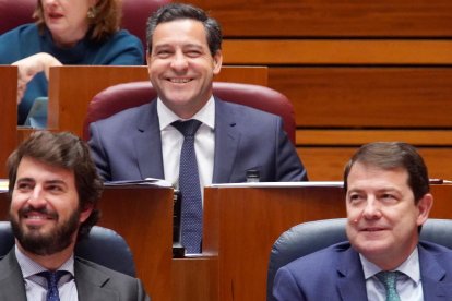 El presidente de la Junta Alfonso Fernández Mañueco junto al vicepresidente de la Junta Juan García-Gallardo en el Pleno de las Cortes