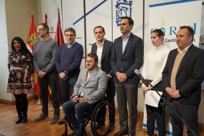 El presidente de la Diputación de Valladolid, Conrado Íscar, y el presidente del Comité Autonómico de Entidades de Representantes de Personas con Discapacidad en Castilla y León (CERMI CyL), Francisco J. Sardón, participan en la lectura del Día Nacional en España de la Convención Internacional sobre los Derechos de las Personas con Discapacidad.