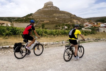 Dos ciclistas recorren en entorno en bicicleta