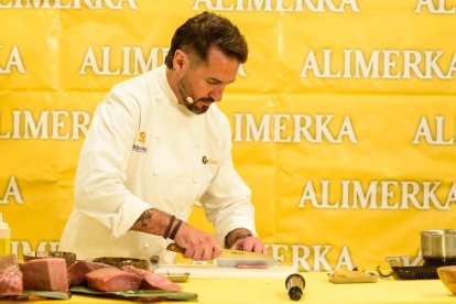 El cocinero Juan Peña en un momento del showcooking.