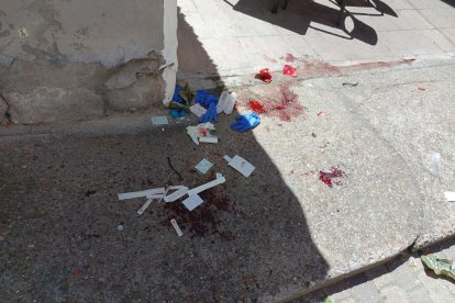 Sangre del herido a machetazos en la calle Sinagoga de Valladolid