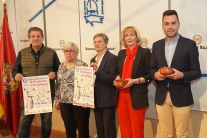 El diputado de Empleo, Desarrollo Económico y Reto Demográfico, Roberto Migallón, el alcalde de Olivares de Duero, Tomás Andrés, y la presidenta de la Asociación Cultural ‘El Olivo’ han presentado la XII edición ‘El Pucherito a la Antigua’