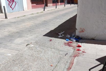 Sangre del herido a machetazos en la calle Sinagoga de Valladolid