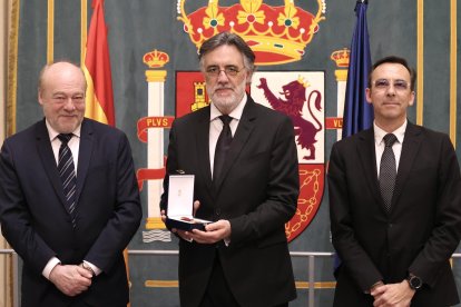 Imposición de la cruz de la Orden Civil de Alfonso X el Sabio al músico vallisoletano Diego Fernández Magdaleno
