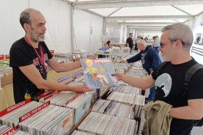 Cesar de la tienda Discos Arpegio de Valencia en la Feria Internacional del Disco