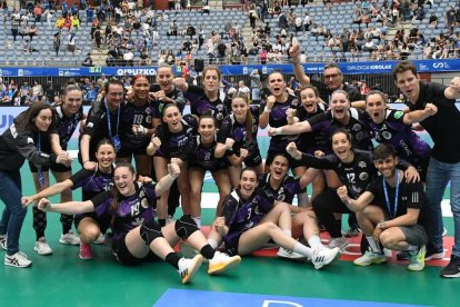 El Caja Rural Aula posa eufórico tras meterse en su tercera final copera.