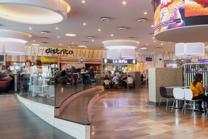 Zona de restauración del centro comercial Río Shopping.