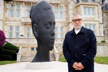 El artista Jaume Plensa junto a su escultura 'Carlota' instalada en el Palacio de La Magdalena.