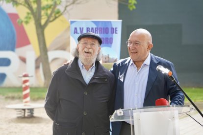 El alcalde de Valladolid, Jesús Julio Carnero, inaugura la plaza de Joaquín Díaz, junto al propio músico y folclorista y miembros de la Asociación de vecinos Barrio de San Isidro.
