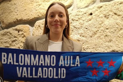 Nerea Patiño con la bufanda del Caja Rural Aula